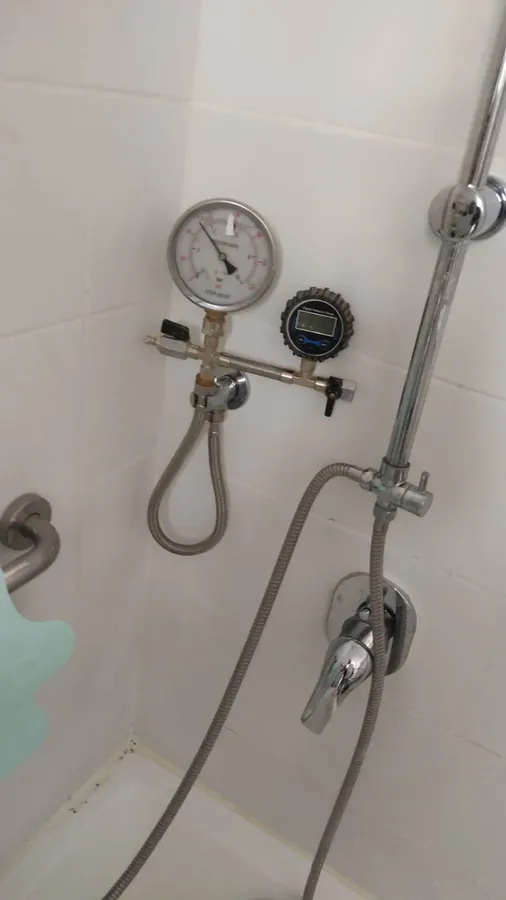 מערך בדיקת לחץ מותקן על ברז המקלחת עם צינור גמיש