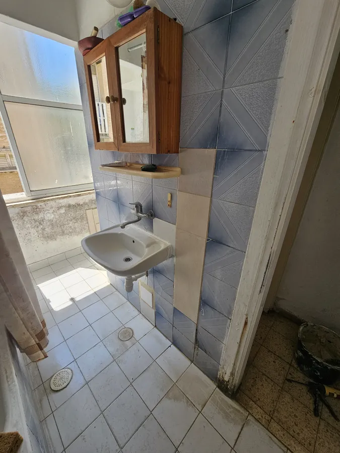 חדר רחצה ישן לפני בדיקת נזילות ובדיקת לחץ