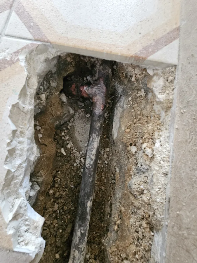חיבור הצינור אחרי תיקון הנזילה, לפני סגירת הריצוף