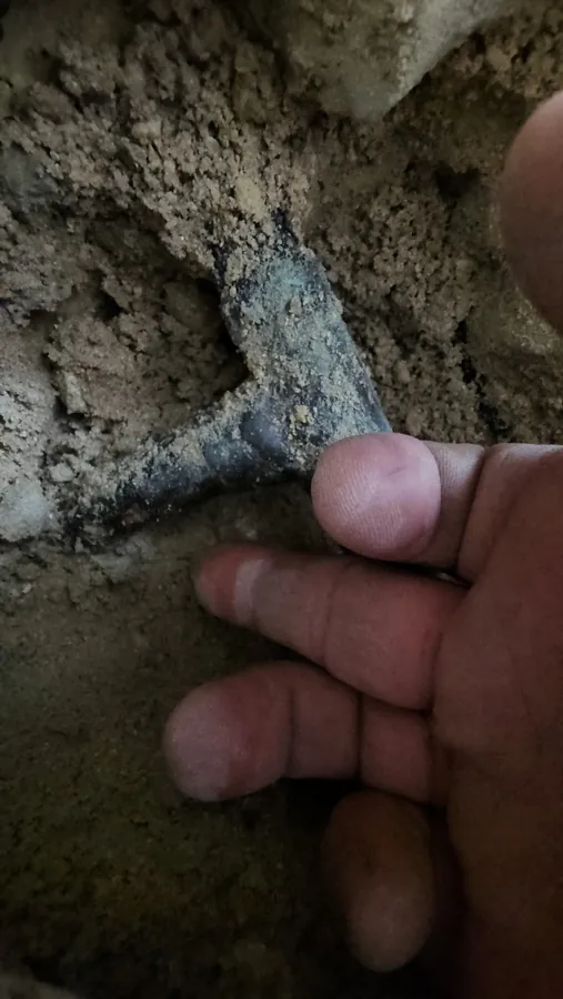 חיבור נחושת מקורזל שגרם לנזילה בקו המים