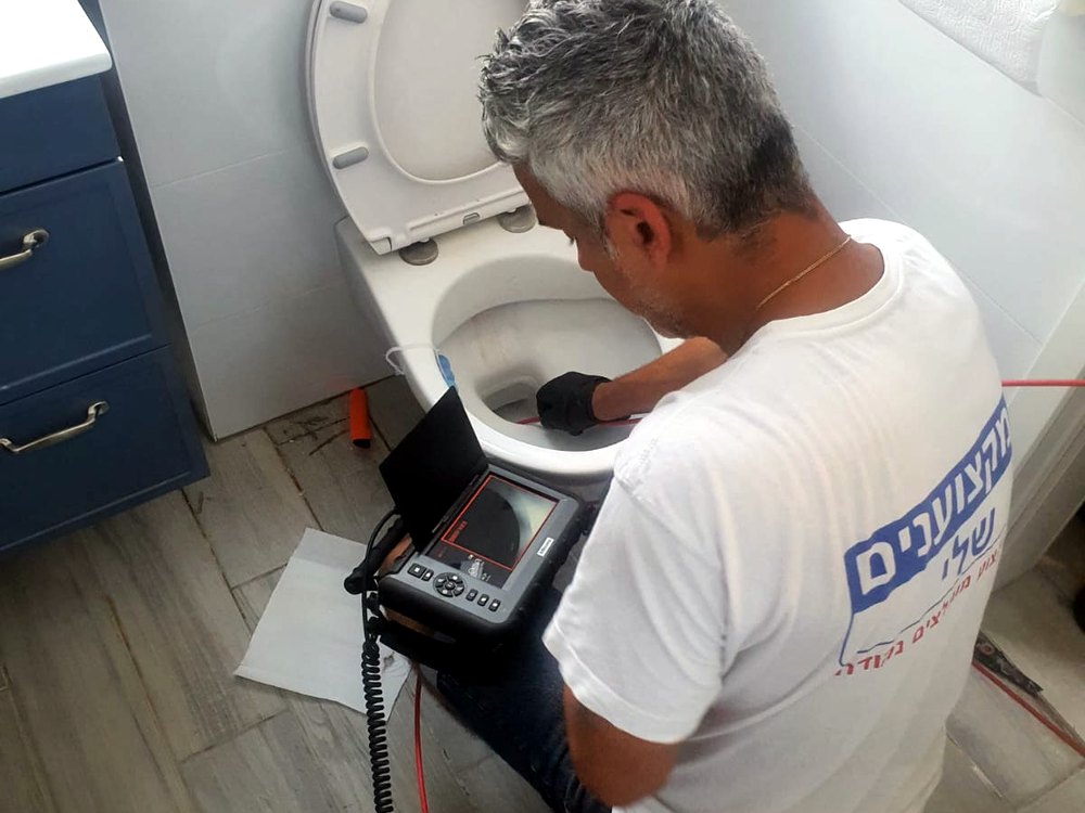 צילום הקו במסך המצלמה לפני פתיחת הסתימה, ליד האסלה