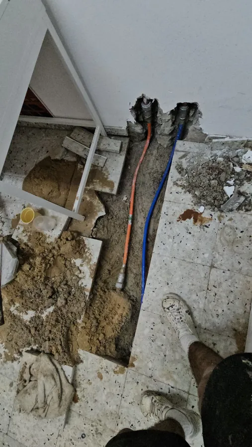 החלפת קו מים חמים וקרים אחרי פיצוץ צנרת