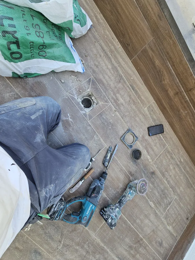 החלפת מחסום רצפה: הריצוף נפתח סביב המחסום, המסגרת והרשת החדשות מוכנות להתקנה