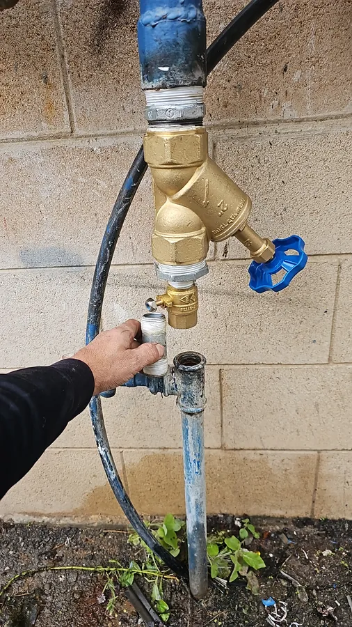 התקנת מסנן פליז וברז על קו מים ראשי כחול של בניין