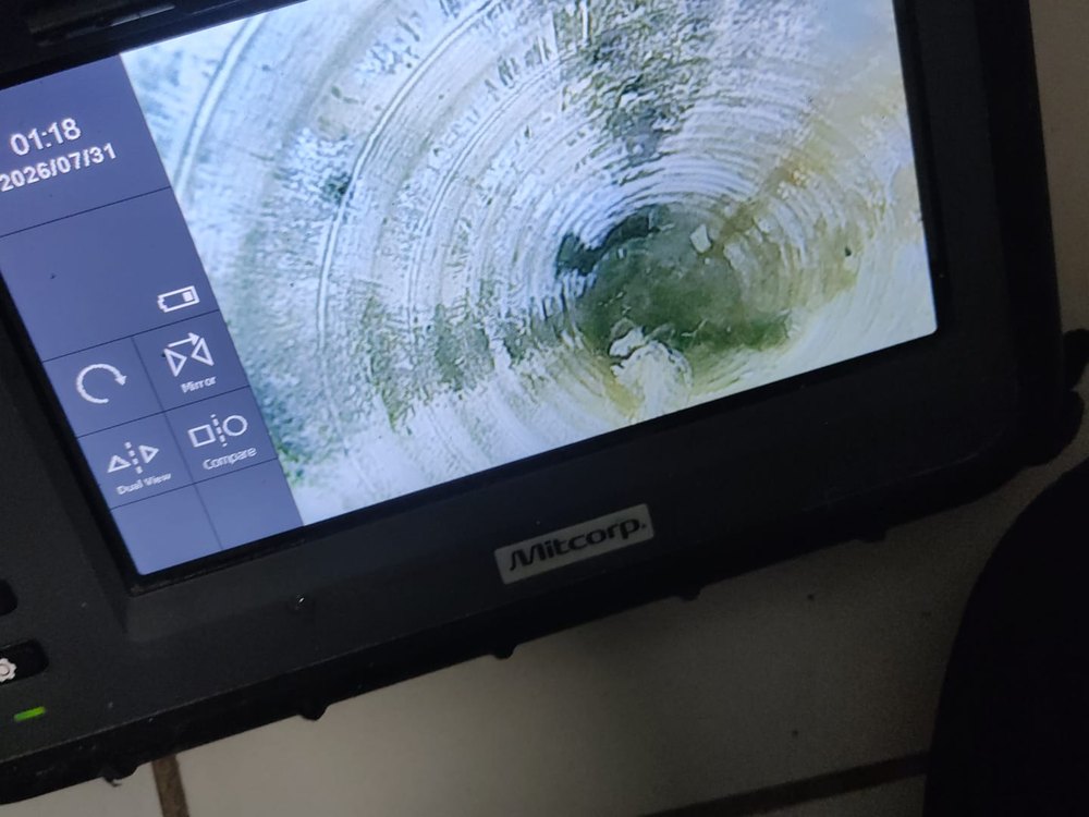 שכבת משקעים שהצטברה על דופן קו הביוב, בצילום פנים הצנרת