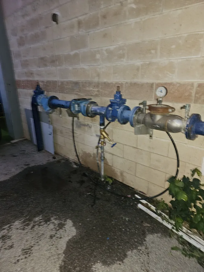 קו מים ראשי של בניין עם שעון מים, ברז שער ומד לחץ, אחרי התקנת מסנן וברז