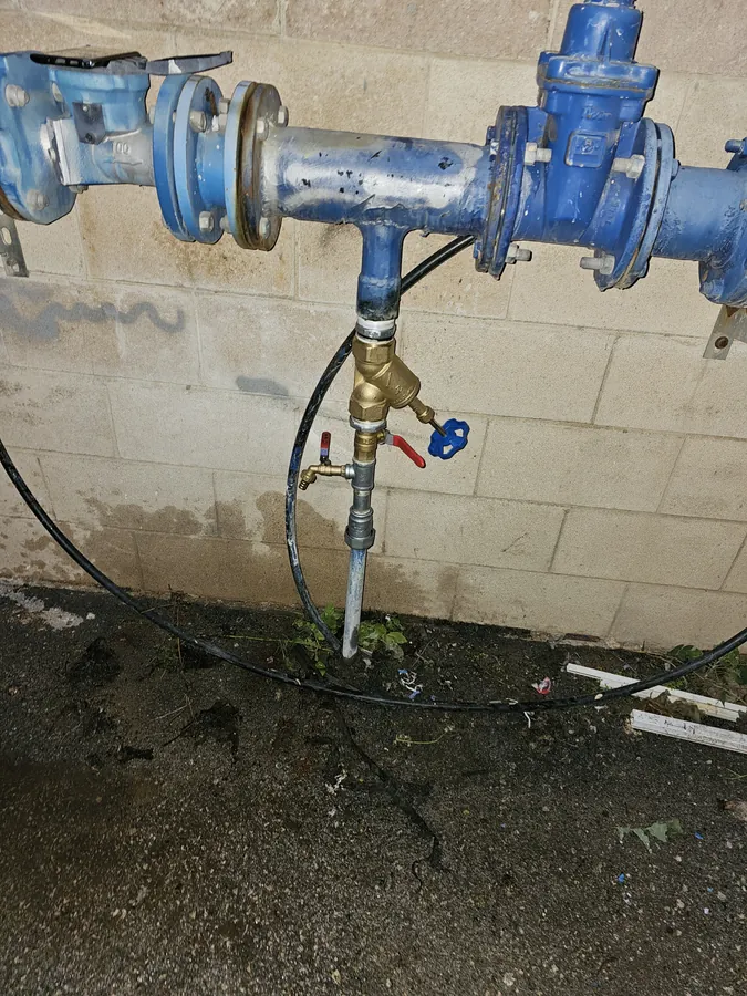 קו מים ראשי של בניין אחרי תיקון: מסנן פליז, ברז כדורי וברז גינה חדשים