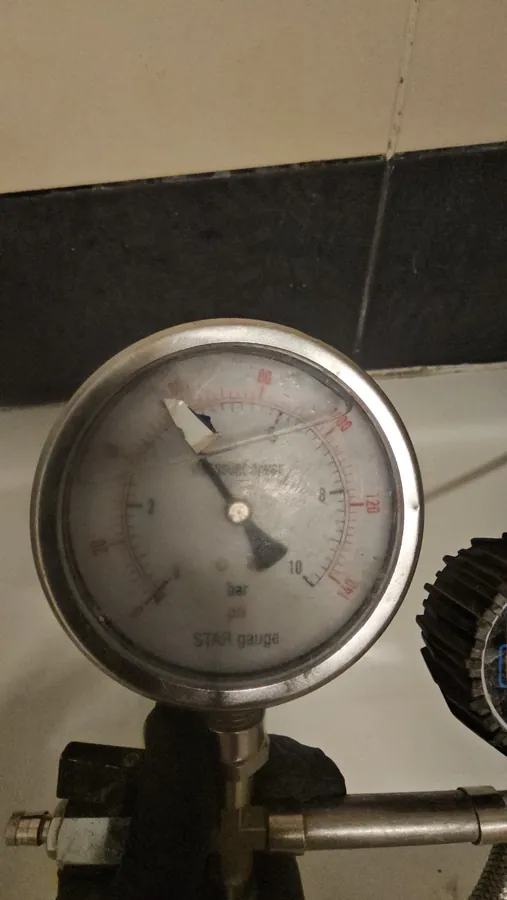 קריאת מד לחץ בזמן בדיקת לחץ במערכת המים