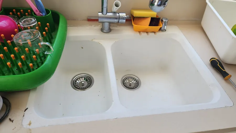כיור מטבח כפול עם שתי מסננות חדשות אחרי ההחלפה