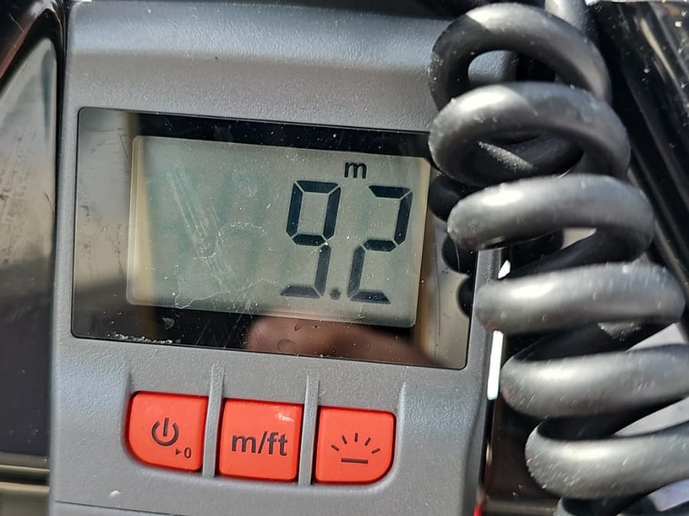 מד עומק על תוף הכבל מראה 9.2 מטר, המרחק המדויק של הממצא מנקודת הכניסה
