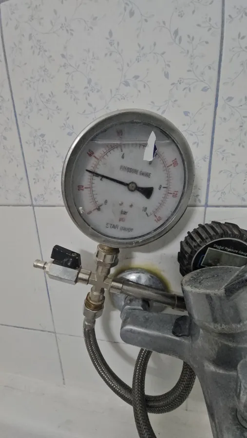 מד לחץ מחובר לנקודת מים בדירה ישנה בזמן בדיקה