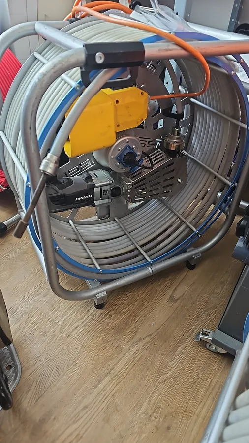 מכונה לפתיחת סתימות עם ציר גמיש בתוף, מונעת במקדחה