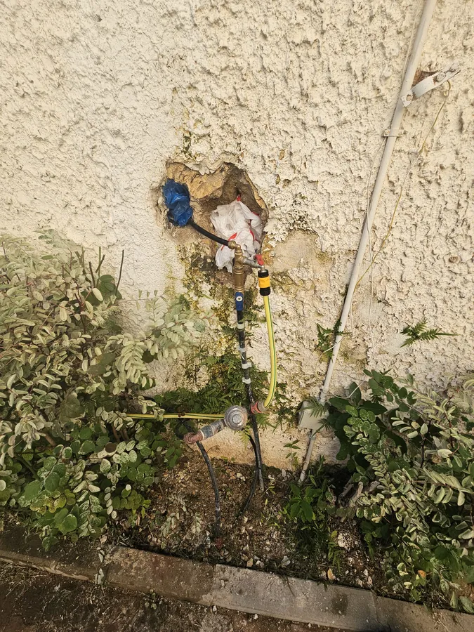 פתיחה בקיר החיצוני בנקודת נזילה בברז הגינה