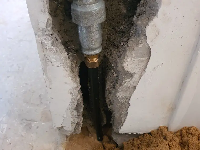 פתיחת קיר בנקודת הנזילה המדויקת בלבד, אחרי איתור — במקום שבירה לאורך כל הקו