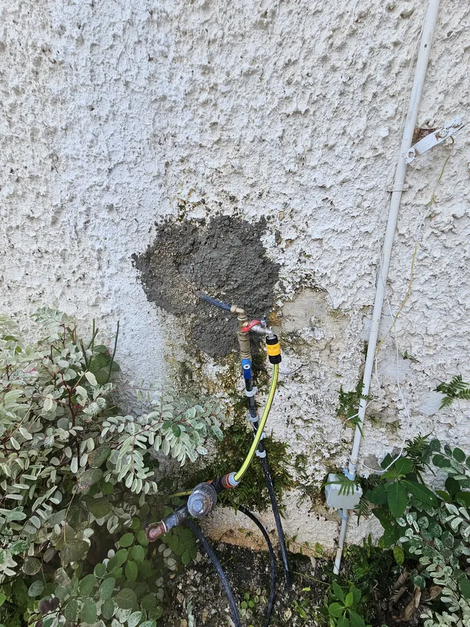 סגירת הפתיחה בקיר החיצוני אחרי תיקון נזילת הצינור