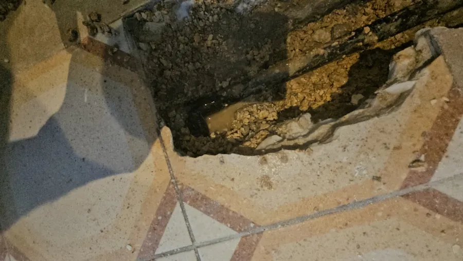 תעלת הצינור הפתוחה עם מים בנקודת הנזילה