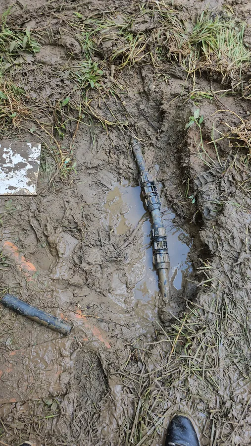תיקון קו מים בחצר: מחברים חדשים על צינור פוליאתילן בתעלה פתוחה