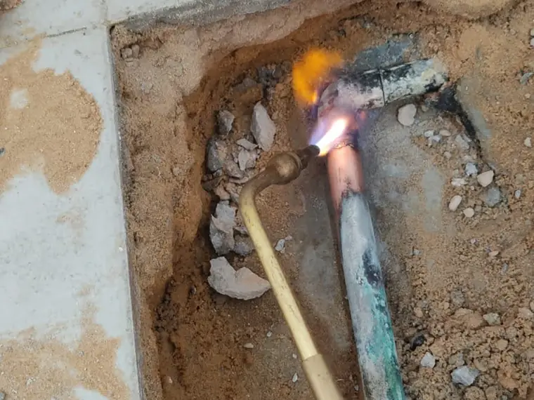 תיקון צינור נחושת בהלחמה עם מבער, אחרי ניקוי החיבור