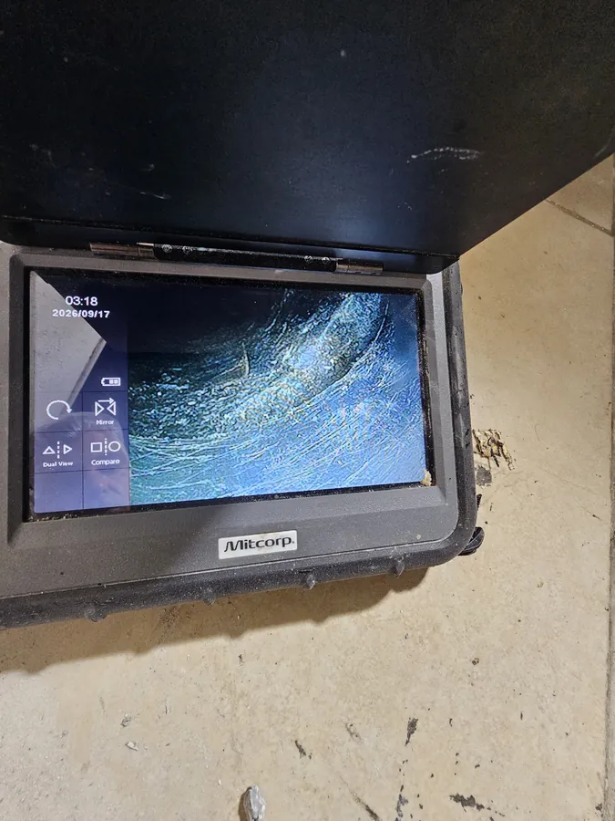 מסך מצלמת צנרת מראה סדק ושברים בדופן צינור ביוב