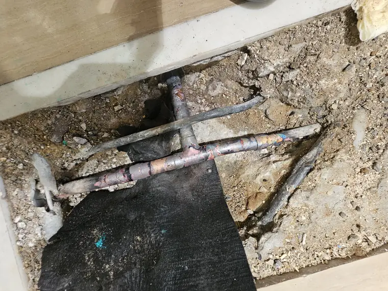 צנרת נחושת בקו תת־רצפתי חשוף, עם הלחמות וחיבורי T