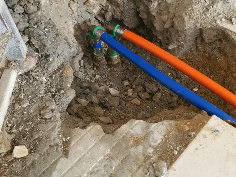 צנרת פקסגול מותקנת בשרוול מתחת לריצפה — מאפשרת החלפת קו בלי לשבור