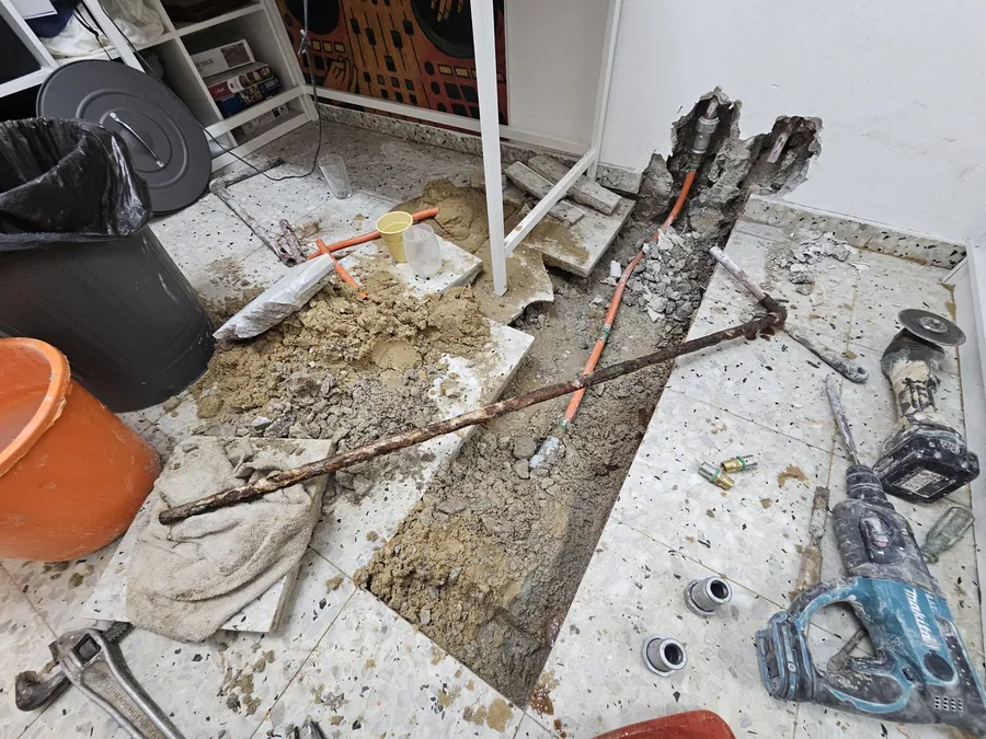 צינור פלדה ישן שהוחלף אחרי פיצוץ צנרת בדירה