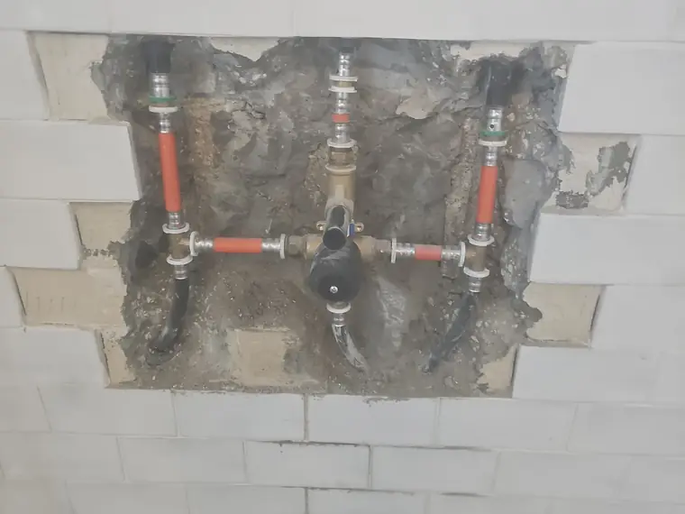 התקנת צנרת SP פקסגול בקיר עם חיבורי פליז נקיים וטבעות הידוק