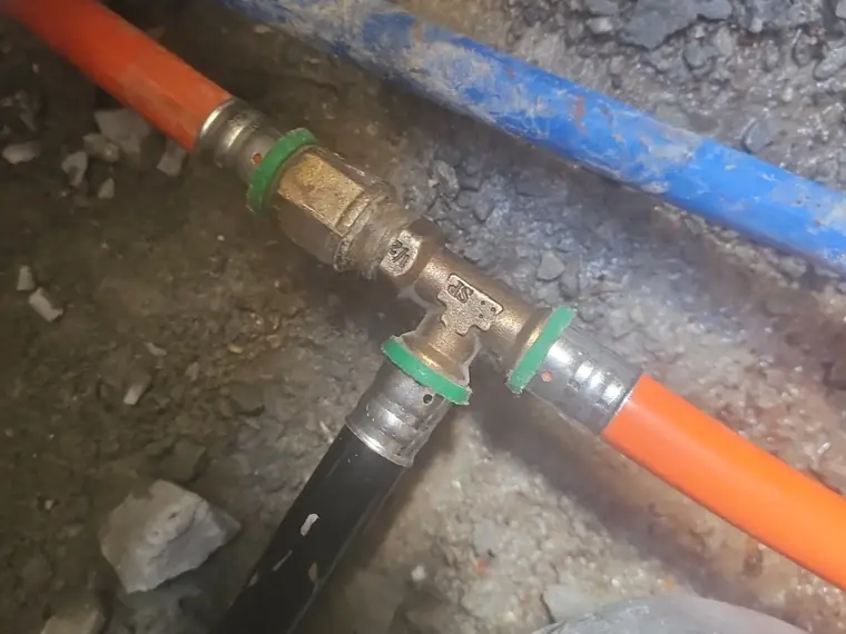 חיבור T מפליז SP עם טבעות ירוקות, בין צינור פקסגול כתום לצינור פוליאתילן שחור