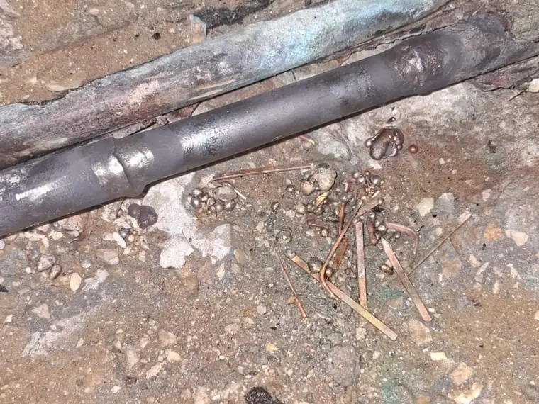 צינור מים ישן שנחשף בחפירה — מצב הקו הוא מה שקובע אם משקמים או מחליפים