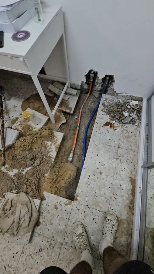 צנרת מים חמים וקרים חדשה מונחת בתעלת הריצוף