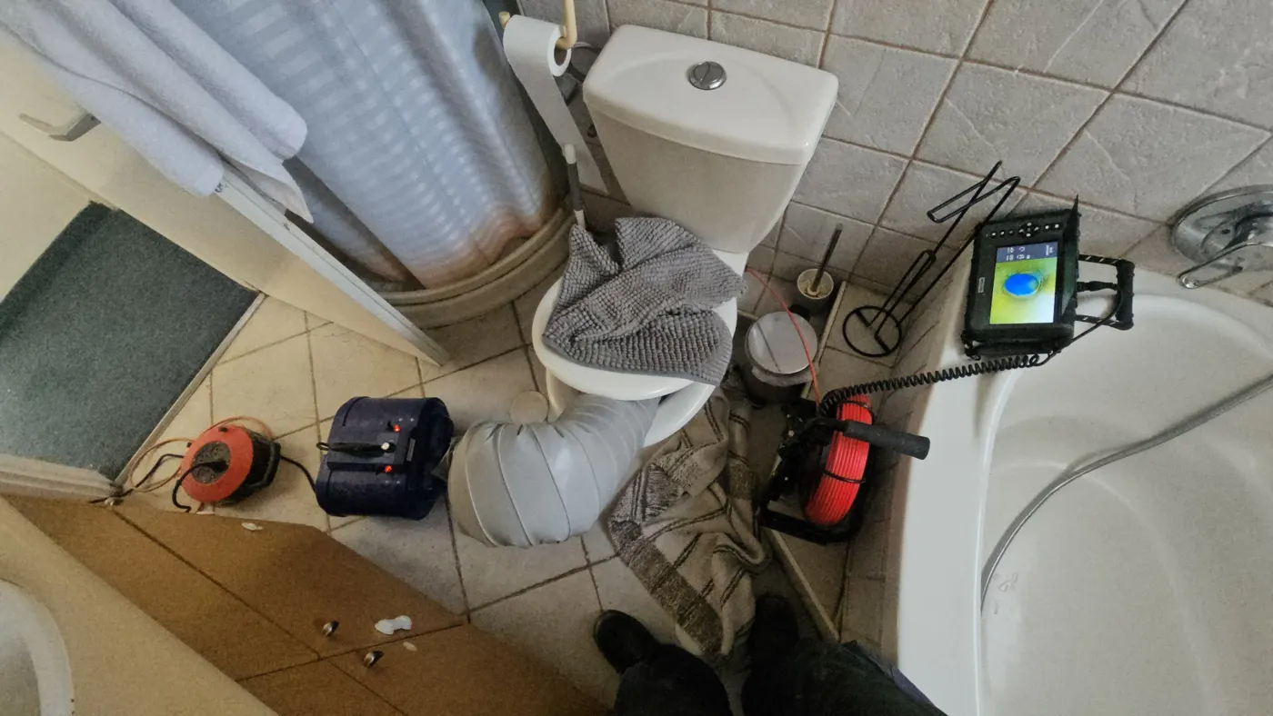 הזרמת אוויר לקו הביוב דרך האסלה ובדיקת מצלמה