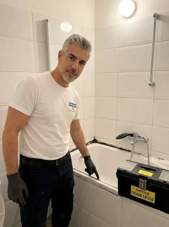 אמבטיה עם סיליקון ישן לפני חידוש האיטום