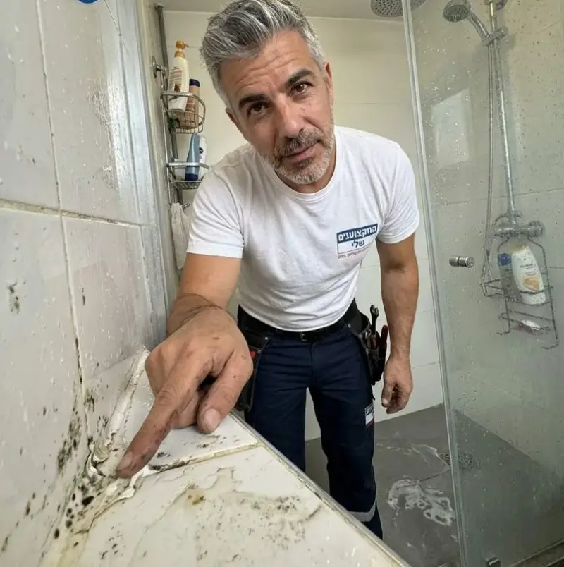 עובש ברווח בין המקלחת לקיר