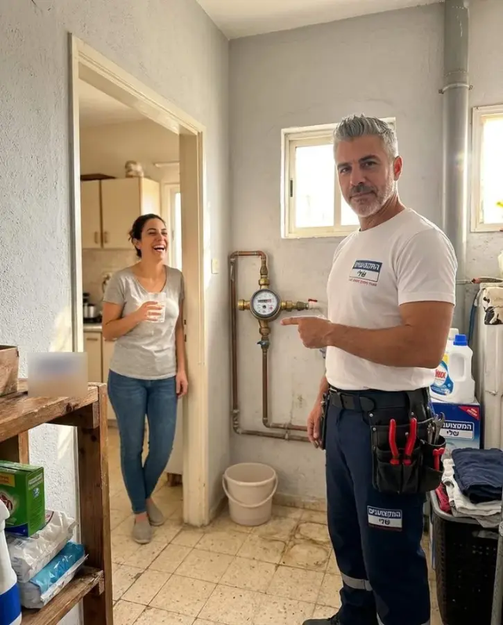 בדיקת שעון המים יחד עם בעלת הבית