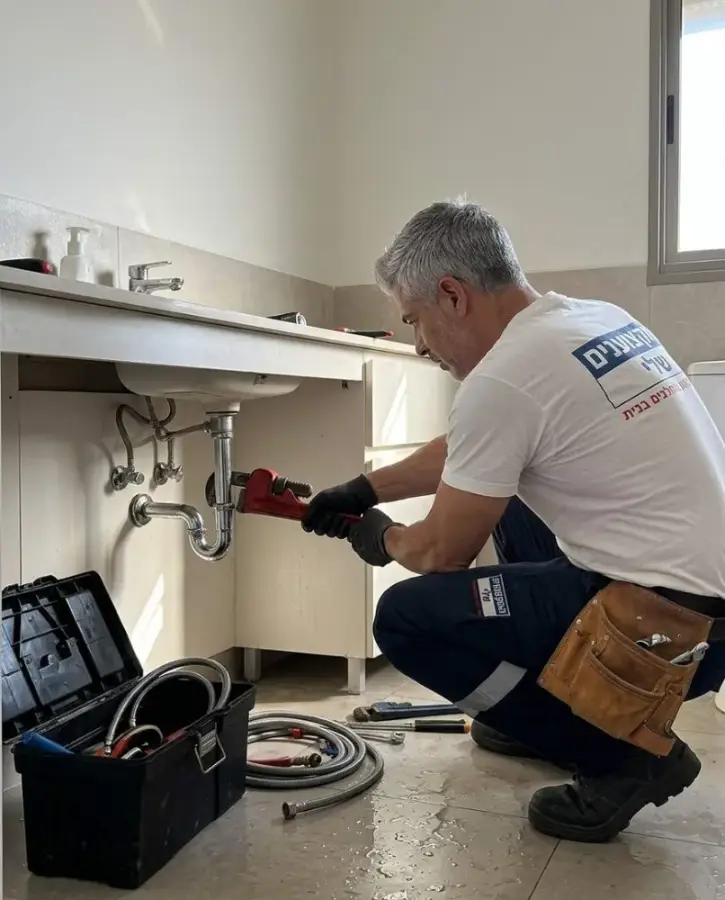 בדיקת סיפון הכיור והצינורות הגמישים