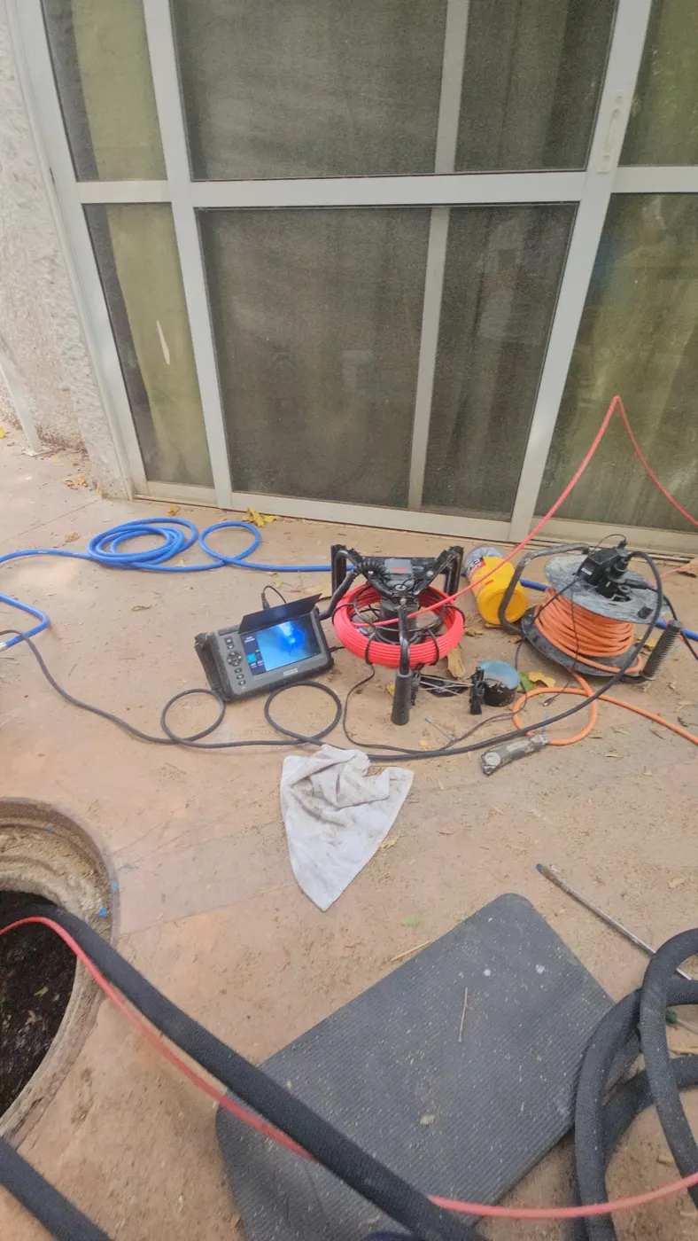 בדיקת מצלמה בקו הביוב לפני התזת אפוקסי