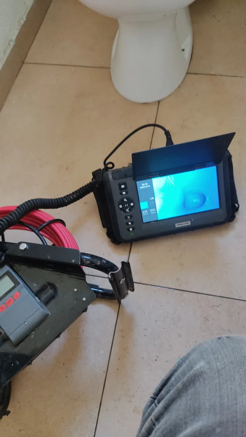 מסך מצלמת צנרת ומונה מרחק על הגלגלת