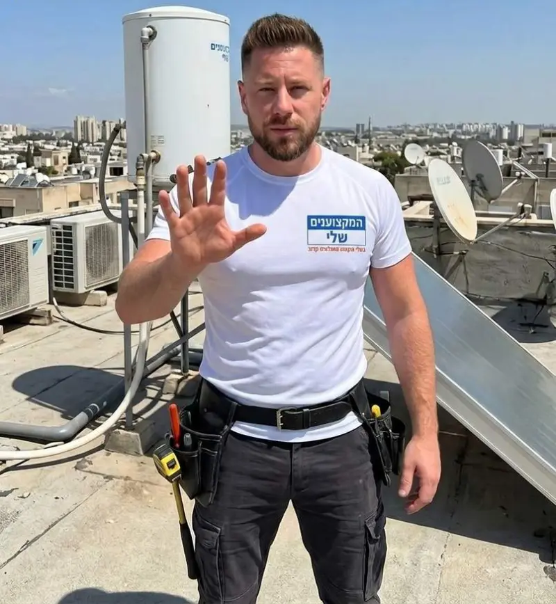 אינסטלטור על הגג ליד דוד שמש: אין מים חמים לא תמיד אומר להחליף דוד