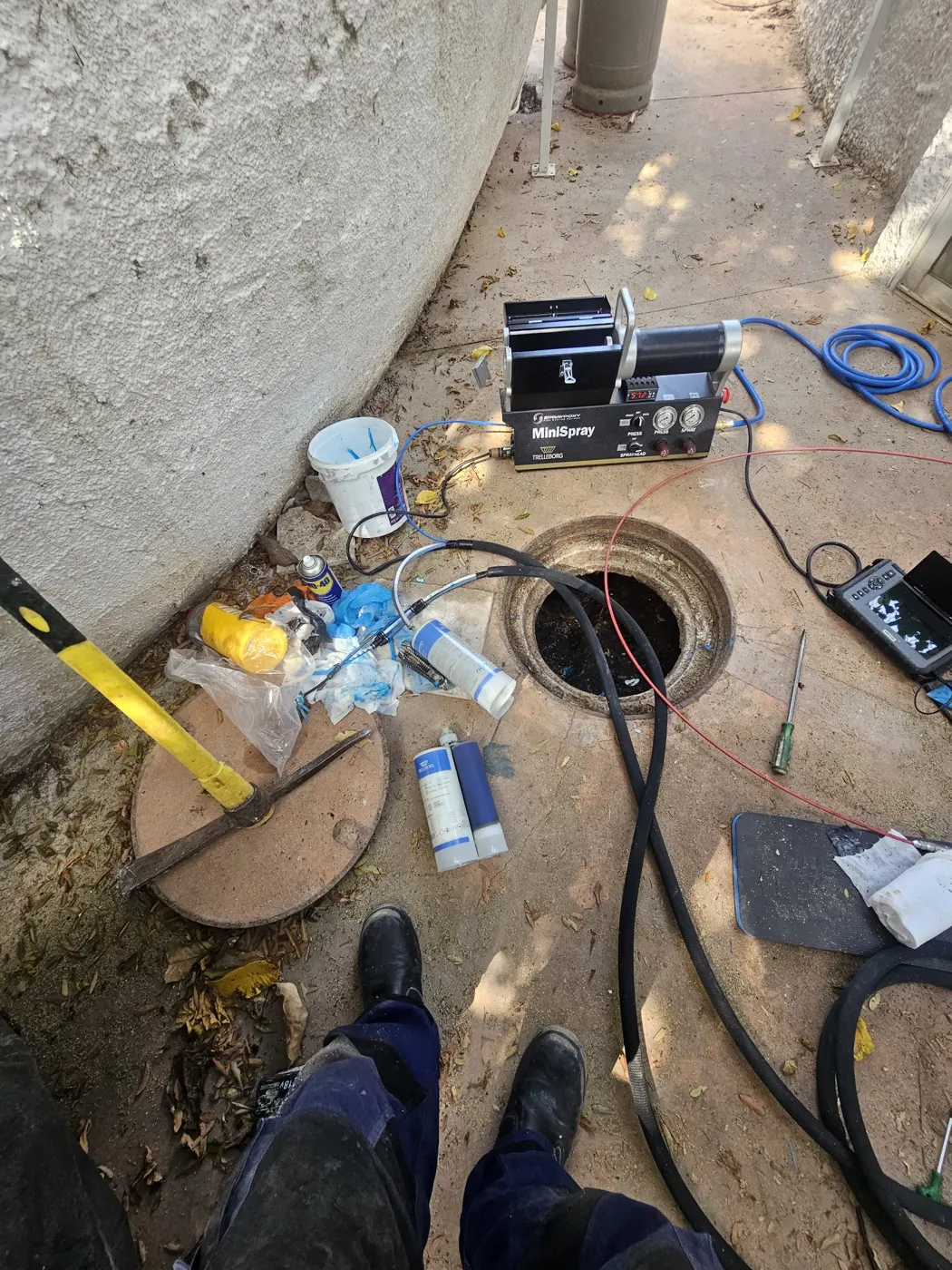 הכנת מחסניות אפוקסי ליד שוחת הביוב