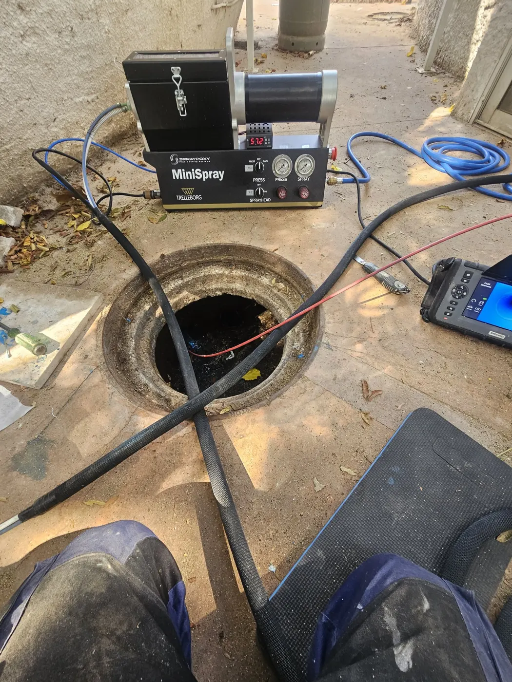 מכונת התזת אפוקסי מחממת את החומר וראש ההתזה בתוך הקו