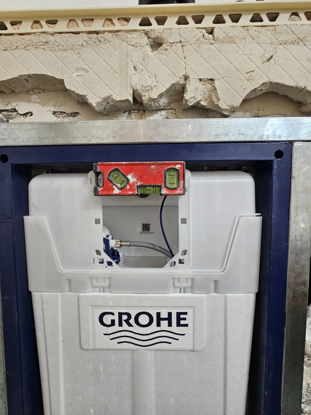 בדיקת פלס על מכל ניאגרה סמויה GROHE