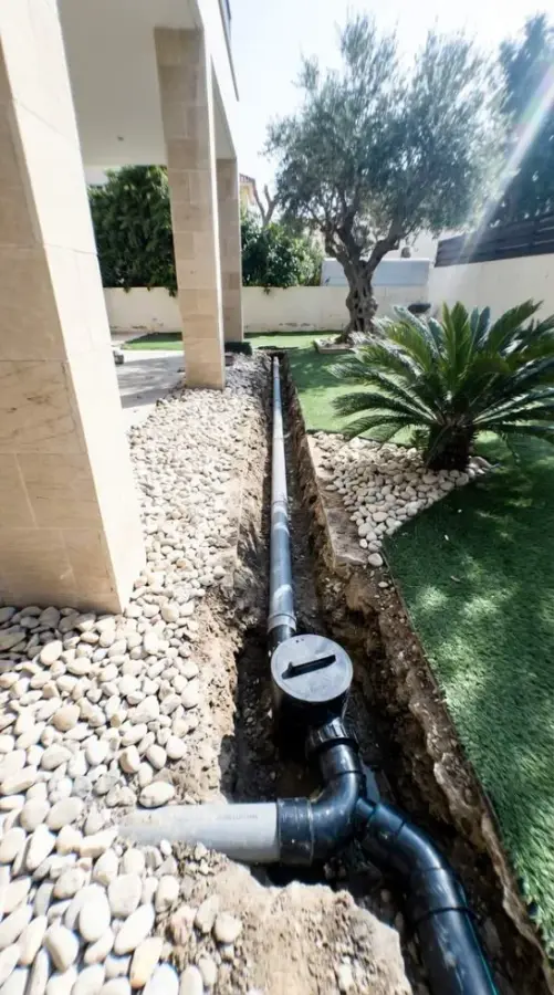 החלפת קו צנרת בתעלה בגינה ליד הבית
