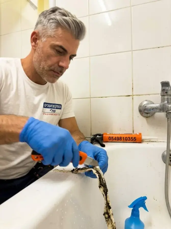 הסרת סיליקון מעופש בשולי האמבטיה