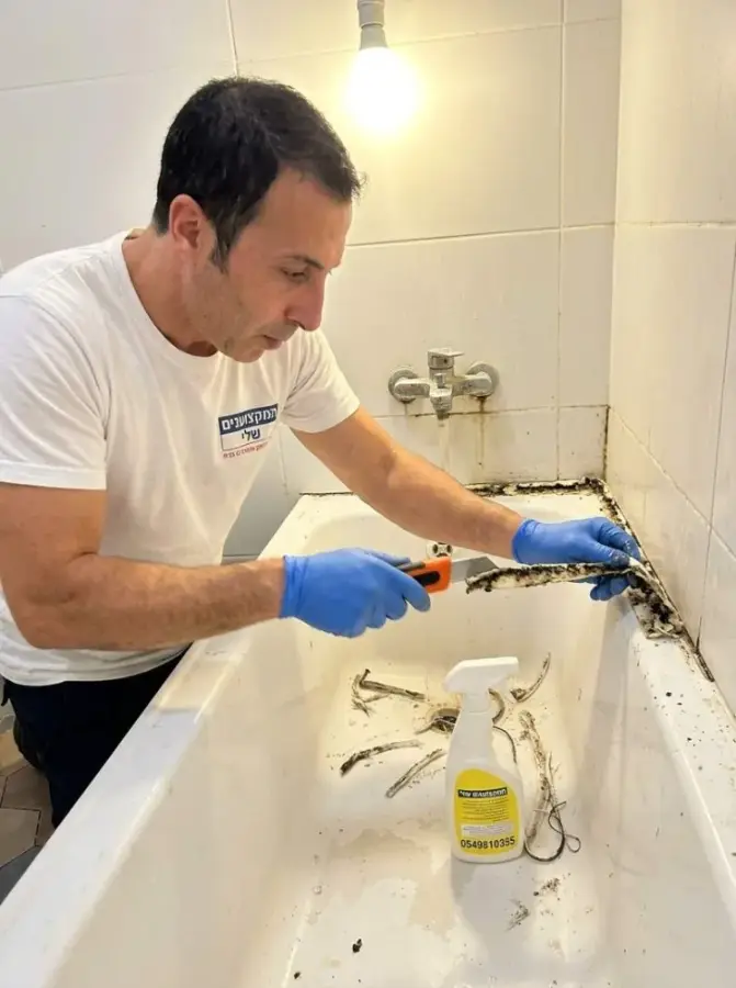 הסרת סיליקון ישן מסביב לאמבטיה