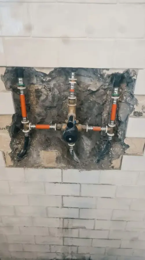 קיר פתוח בהחלפת אינטרפוץ במקלחת