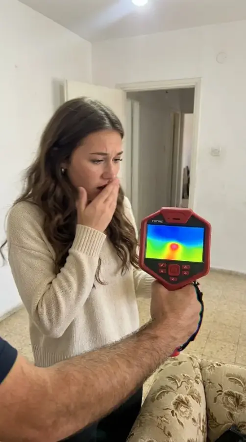 לקוחה מסתכלת על מסך המצלמה התרמית