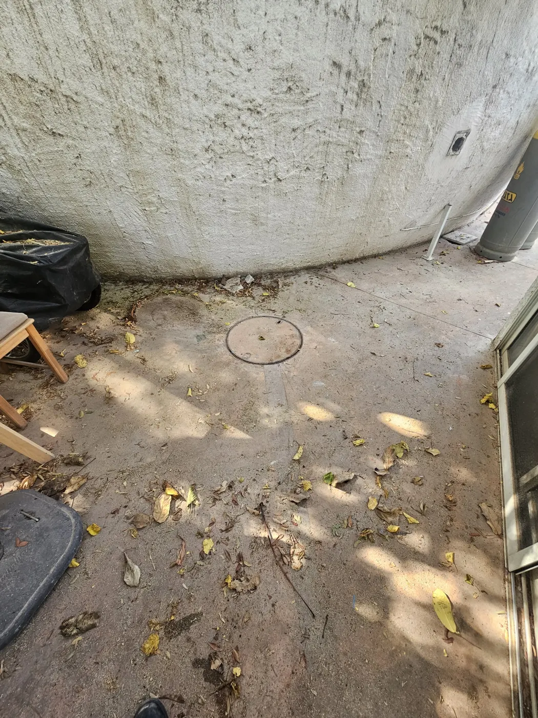 שוחה סגורה בחצר אחרי תיקון פנים צנרת בלי חפירה