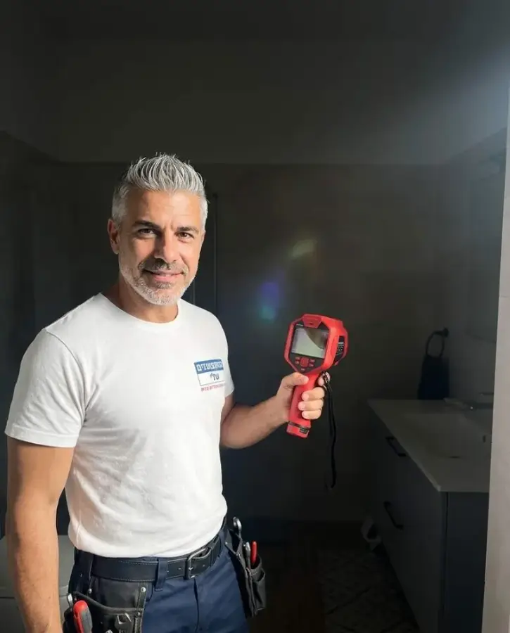 מצלמה תרמית אדומה ביד האינסטלטור