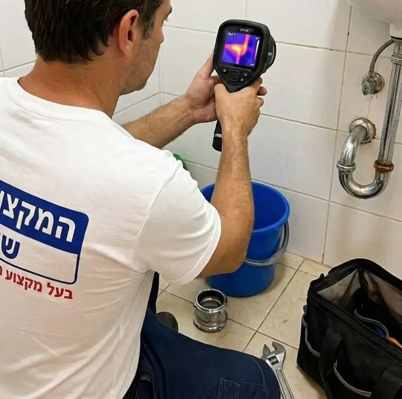 סריקה תרמית מתחת לכיור לאיתור מקור הנזילה