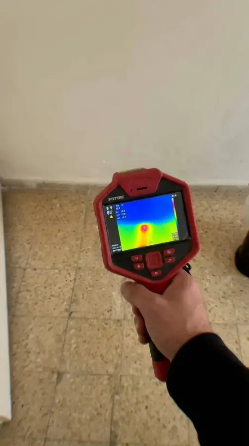 מצלמה תרמית מול קיר מראה נקודה חמה